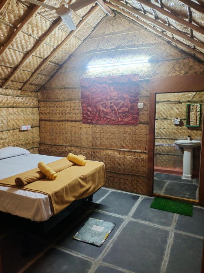 Waterfall Guesthouse Hampi Esterno foto