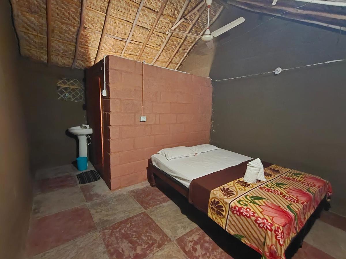 Waterfall Guesthouse Hampi Esterno foto