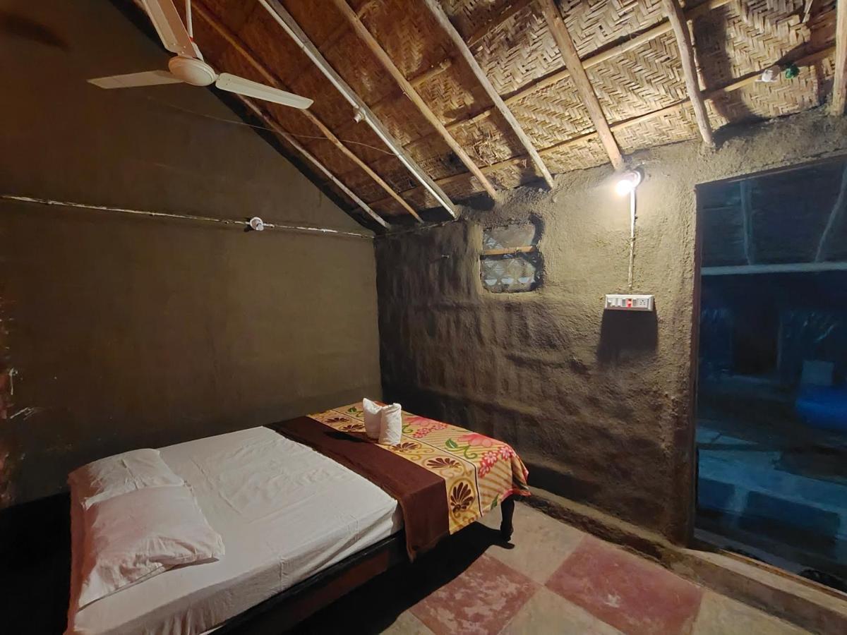 Waterfall Guesthouse Hampi Esterno foto