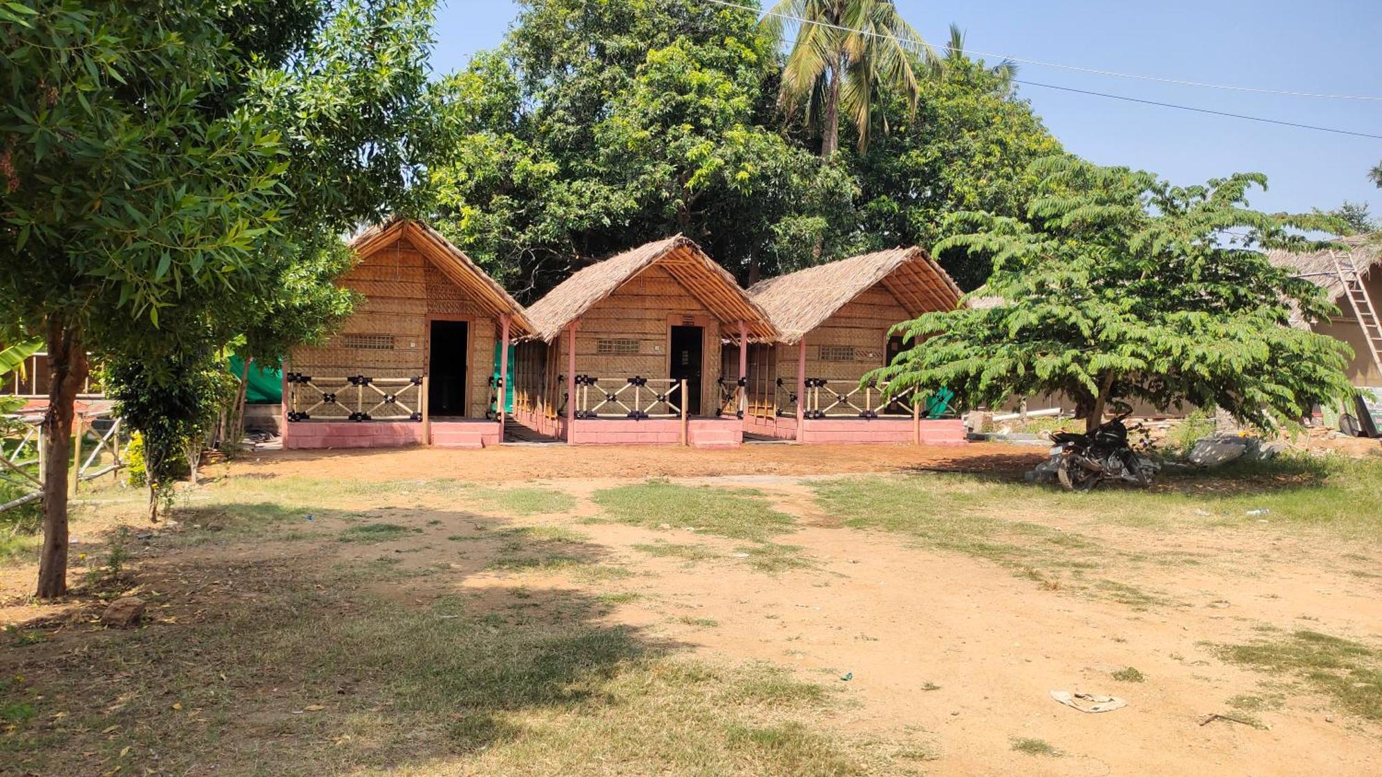Waterfall Guesthouse Hampi Esterno foto