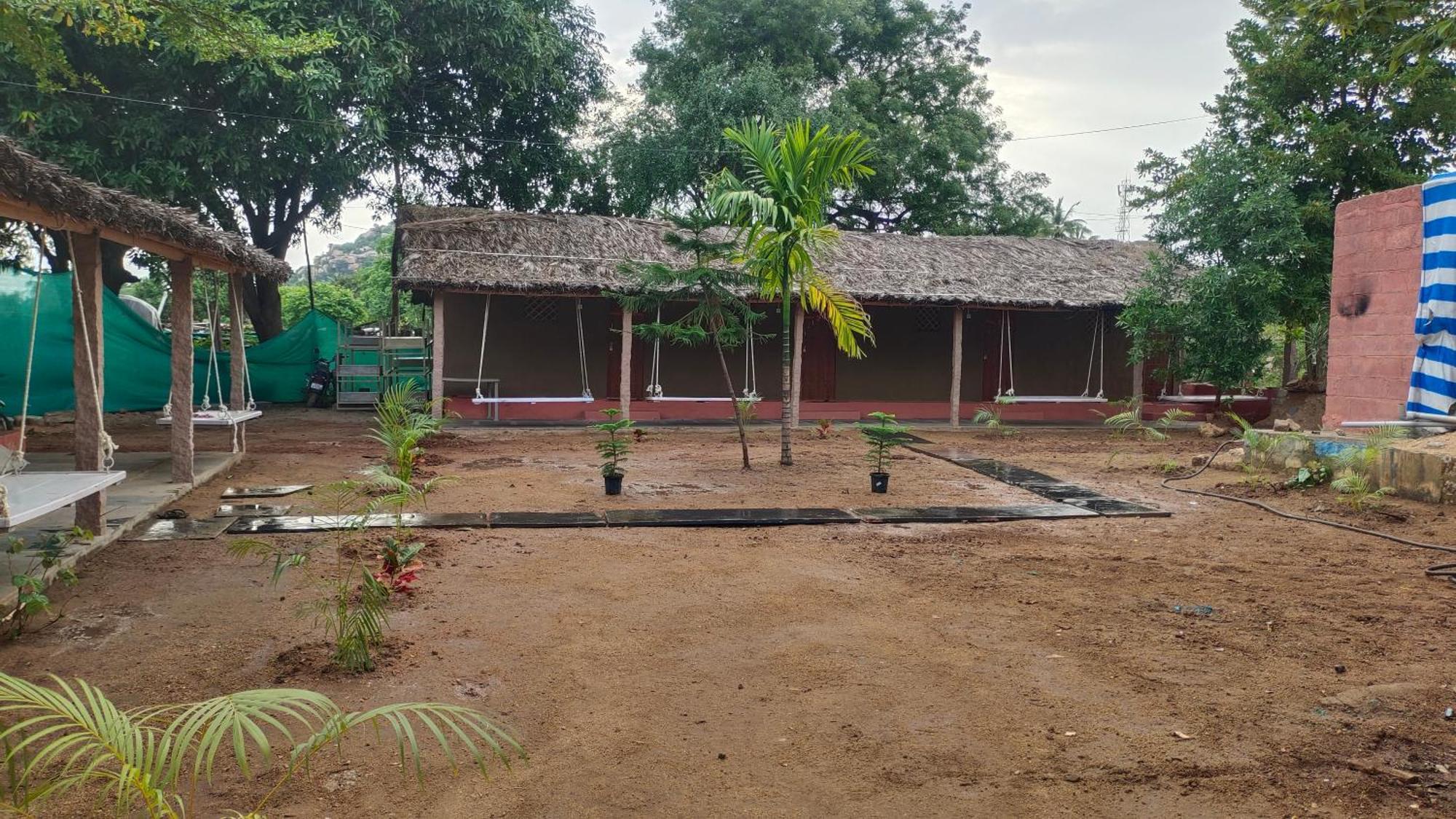 Waterfall Guesthouse Hampi Esterno foto